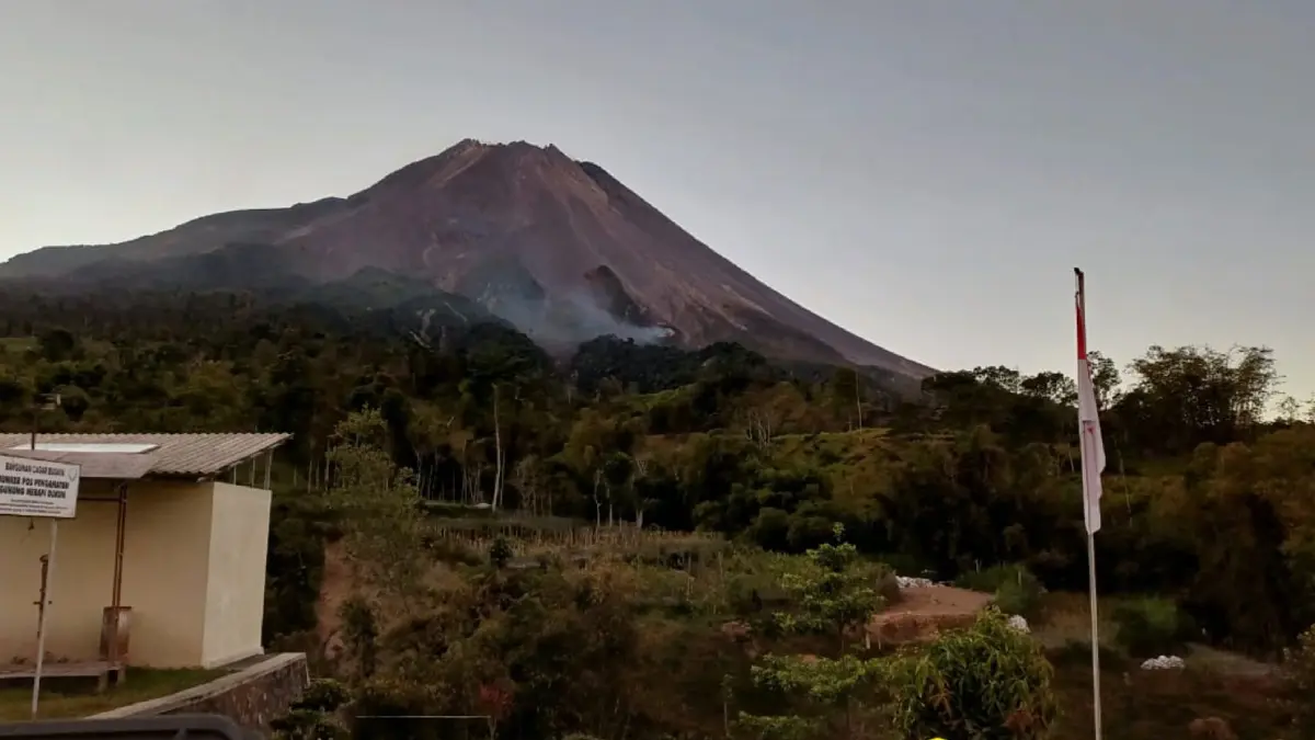 Asap kawah utama berwarna putih dengan intensitas tipis tinggi sekitar 50 meter dari puncak Gunung Merapi. (magma.esdm.go.id)