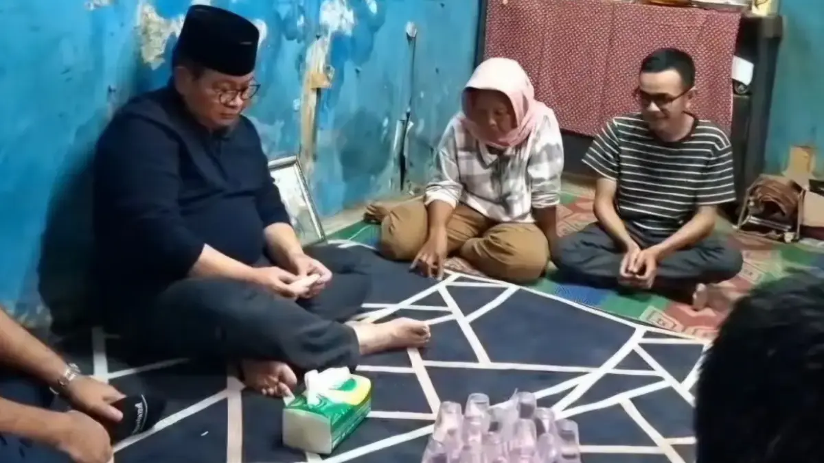 Gubernur DKI Jakarta Pramono Anung melayat ke rumah Bambang Setiawan, korban kericuhan Pejompongan di Tanah Abang, Jumat (28/8). (Istimewa)

 
