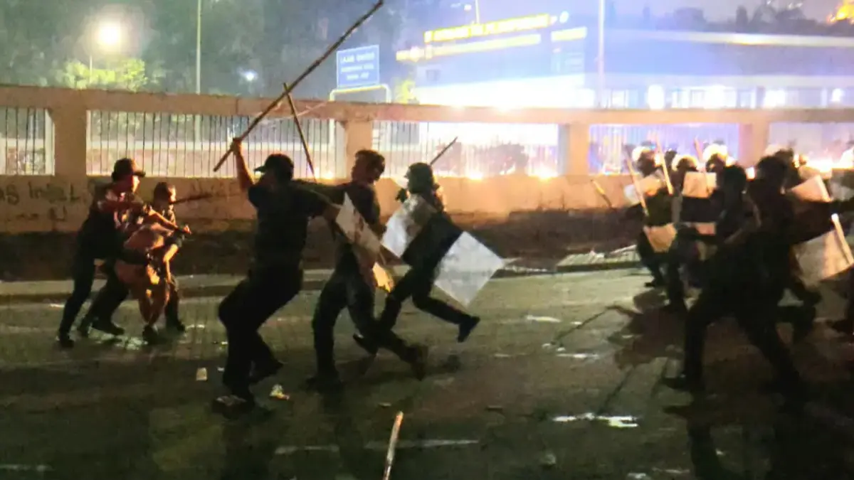 Polisi membubarkan paksa massa aksi yang dinilai mulai bertindak menjurus anarkis di depan gedung DPR/MPR, Kamis (27/8/2026). (Dery Ridwansah/JawaPos.com)

