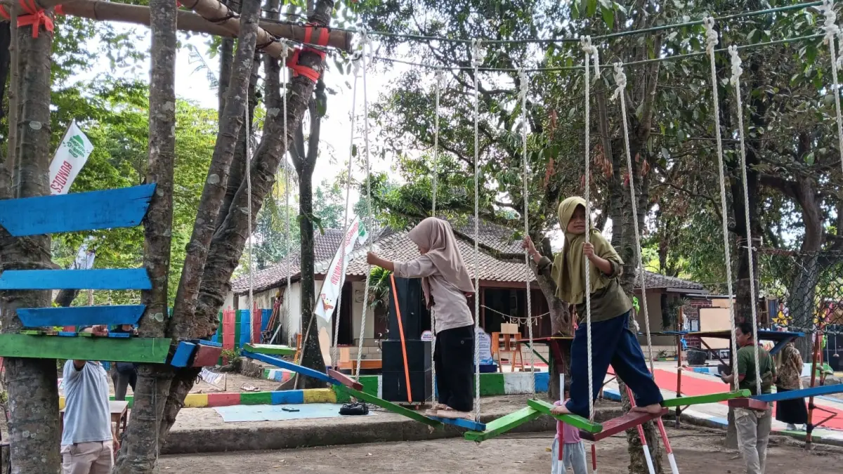 Anak-anak menikmati wahana di Kampung Dolanan, Desa Sidowayah, Kecamatan Polanharjo, Klaten. (Angga Purenda/Radar Solo)