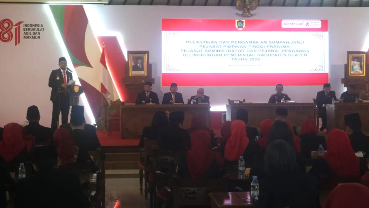 Bupati Klaten Hamenang Wajar Ismoyo usai memberikan sambutan dalam acara pelantikan dan pengambilan sumpah/janji pejabat di Pendapa Pemkab Klaten, Kamis (27/8/2026). (Angga Purenda/Radar Solo)