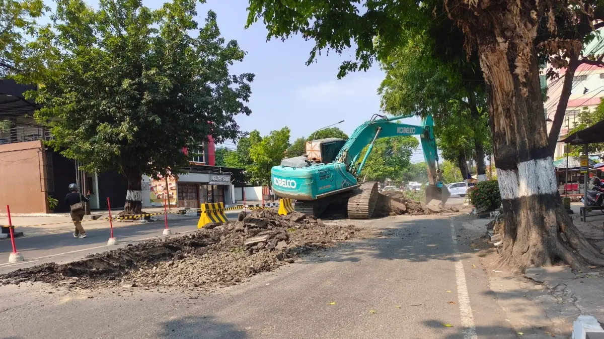 Alat berat dikerahkan untuk proyek Jalan Beloran Kota Sragen. (Ahmad Khairudin/Radar Solo)
