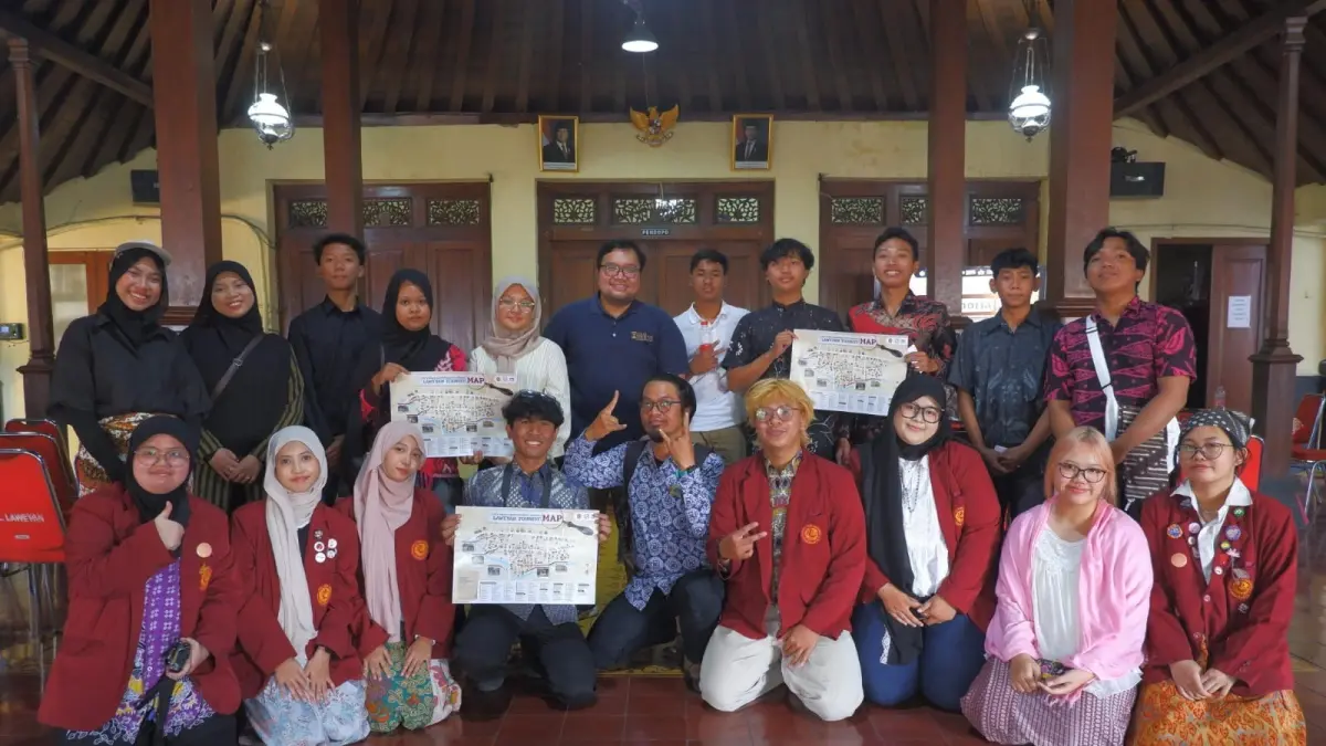 BERSINERGI: Tim Memoria dari Prodi DKV FSRD ISI Surakarta mengembangkan potensi di Kawasan Kampoeng Batik Laweyan. (ISTIMEWA)