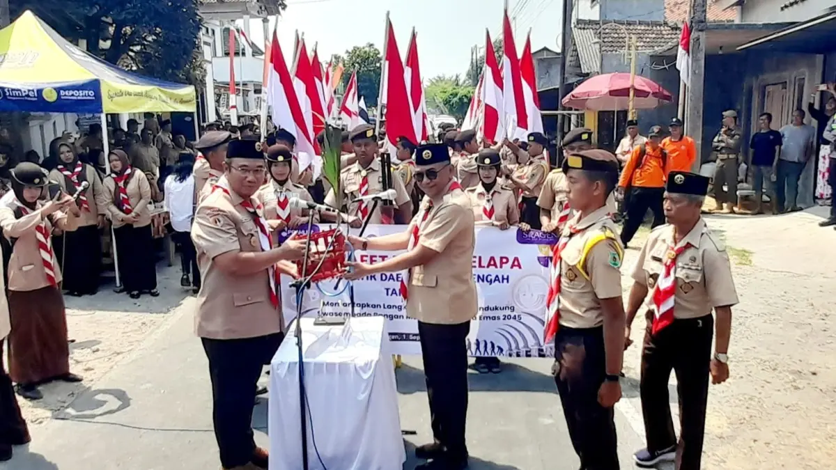 Bupati Sragen Sigit Pamungkas menyerahkan tunas kelapa ke Sekda Karanganyar Kurniadi Maulato dalam estafet tunas kelapa, Selasa (1/9/2026). (Ahmad Khairudin/Radar Solo)