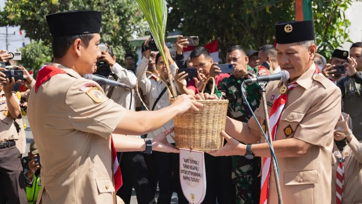 Bupati Wonogiri Setyo Sukarno (kanan) serahkan cikal kelapa estafet kepada Plt Bupati Sukoharjo Eko Sapto Purnomo di Tugu Batas Jati Bedug, Desa Punduhsari, Kecamatan Manyaran, Wonogiri, Selasa (1/9/2026). (IWAN ADI/RADAR SOLO)