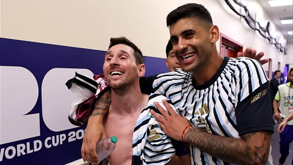 Christian Romero saat bersama Lionel Messi di Timnas Argentina. (Instagram @cutiromero2)