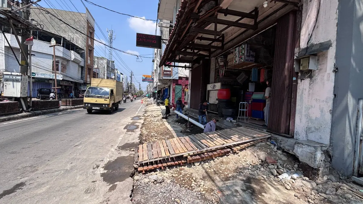 Drainase kawasan Nonongan mulai dibongkar untuk ditata. (Arief Budiman/Radar Solo)