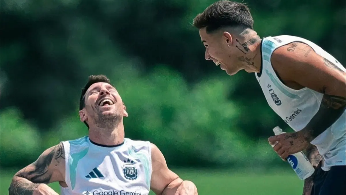 Enzo Fernandez saat bercanda bersama Lionel Messi di sesi latihan saat Piala Dunia 2026. (Instagram @enzojfernandez)