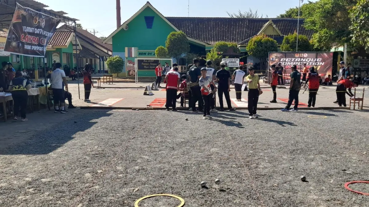 FOKUS: Sejumlah atlet mengikuti Petanque Competition Latri Cup #1 di halaman SDN 01 Jungke, Karanganyar Kota, Jumat (28/8). (RUDI HARTONO/RADAR SOLO)