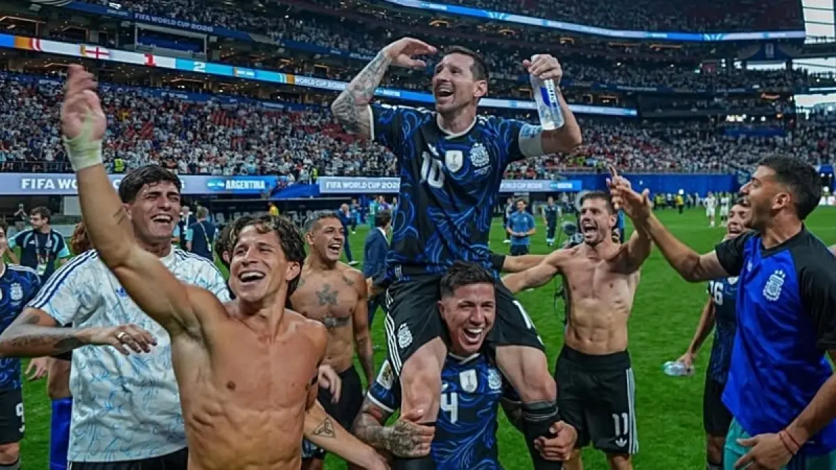 Giuliano Simeone bersama pemain Timnas Argentina lainnya merayakan kemenangan besama Lionel Messi. (Instagram @giulisimeone)