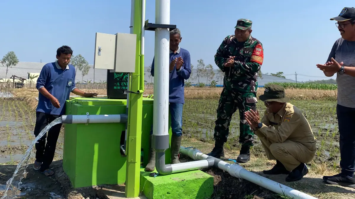 Irigasi perpompaan sudah dioperasikan serentak di 48 titik di Kabupaten Sukoharjo, Selasa (1/9). Program ini bantuan dari Kementerian Pertanian (Kementan). (IWAN KAWUL/RADAR SOLO)