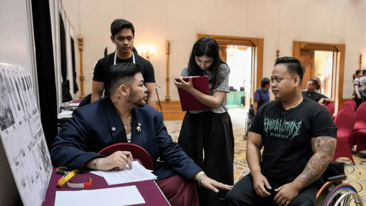 Ivan Gunawan mengecek ukuran badan Atlet Asian Para Games 2026 di Kota Solo.