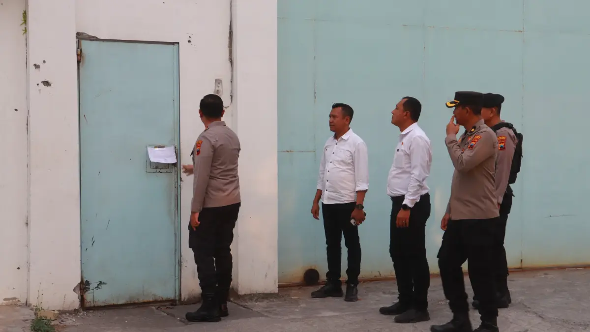 Kapolres Sukoharjo AKBP Anggaito Hadi Prabowo bersama jajaran mendatangi gudang yang jadi lokasi judi kasino di Kwarasan, Kecamatan Grogol, Senin sore (31/8). (IWAN KAWUL/RADAR SOLO)