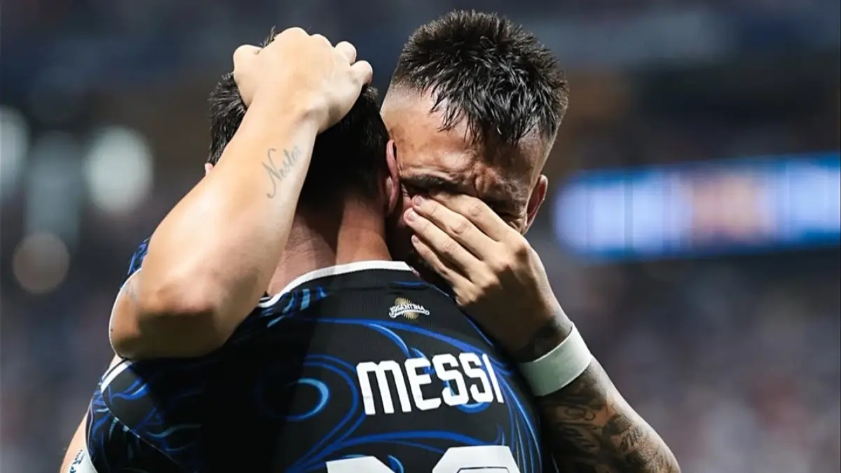 Lautaro Martinez memeluk Lionel Messi usai mencetak gol di ajang Piala Dunia 2026. (Instagram Lautaro Martinez)