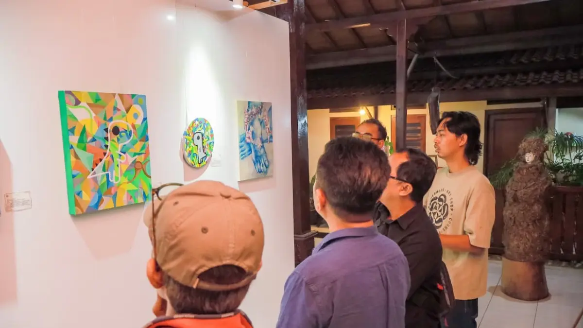 MENGAMATI KARYA: Corner Block dan KONI Solo berkolaborasi dengan menggelar pameran di Omah Lesung, kawasan Jebres, Minggu (30/8/2026). (DOKUMENTASI KONI SOLO)