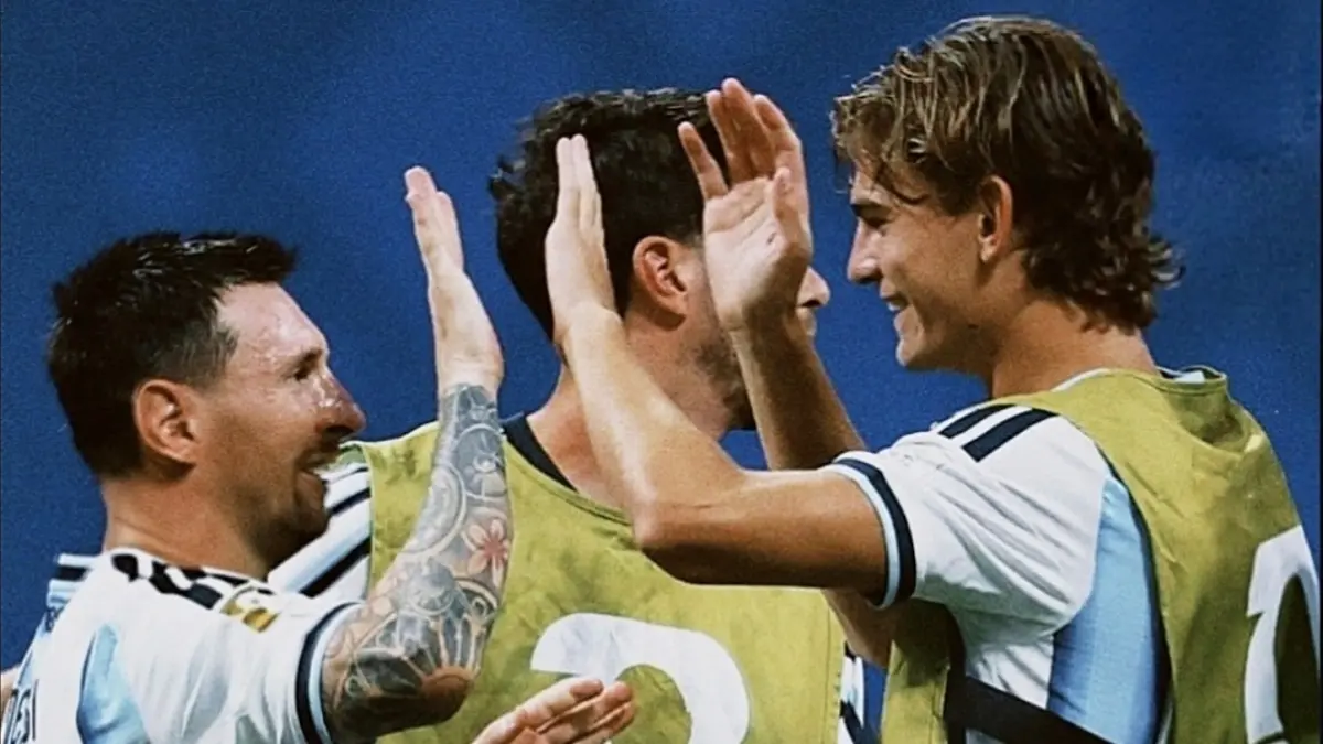 Nico Paz bersalaman dengan Lionel Messi usai pertandingan Timnas Argentina di Piala Dunia 2026. (INSTAGRAM @nicopaz10)
