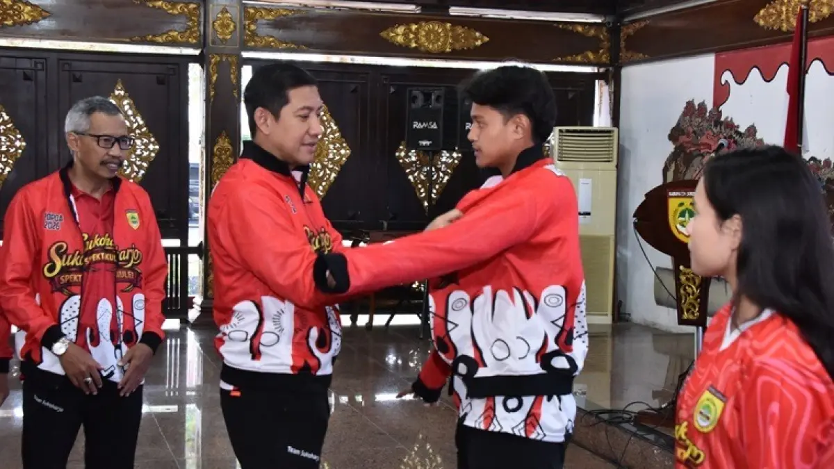 Plt Bupati Sukoharjo Eko Sapto Purnomo lepas kontingen porprov di Graha Satya Praja, Selasa (1/9). (IWAN KAWUL/RADAR SOLO)
