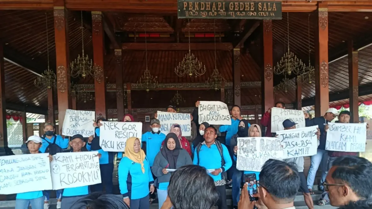 Puluhan anggota Paguyuban Pemulung TPA Putri Cempo menggelar unjuk rasa di Pendapi Gede kompleks Balai Kota Solo, Selasa (1/9). (ALFIDA NURCHOLISAH/RADAR SOLO)