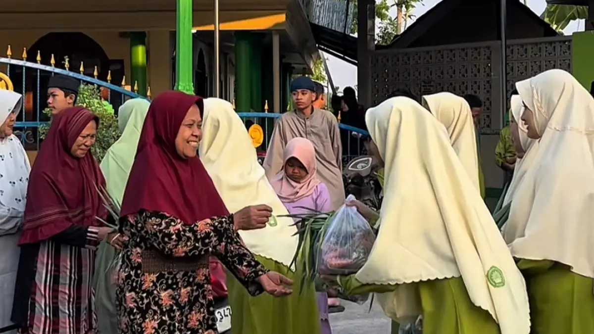 Santri Tahfidz Pondok Pesantren Darul Ihsan Muhammadiyah Sragen (Dimsa) menggelar Mubaligh Hijrah sekaligus bakti sosial di Kecamatan Gesi, Kabupaten Sragen. (Ahmad Khairudin/Radar Solo)