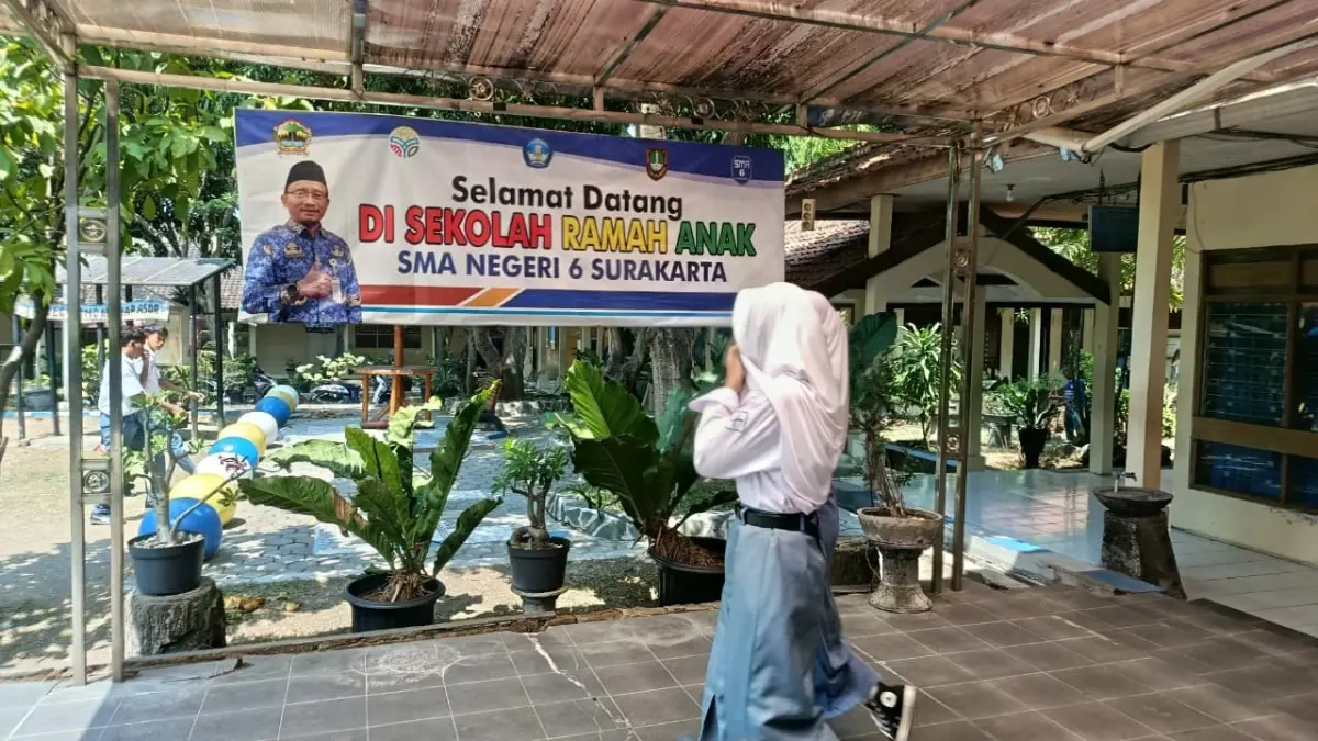 Aktivitas siswa di SMAN 6 Solo yang masih menolak distribusi menu MBG selama lebih dari sepekan, buntut kasus dugaan keracunan. (ALFIDA NURCHOLISAH/RADAR SOLO).