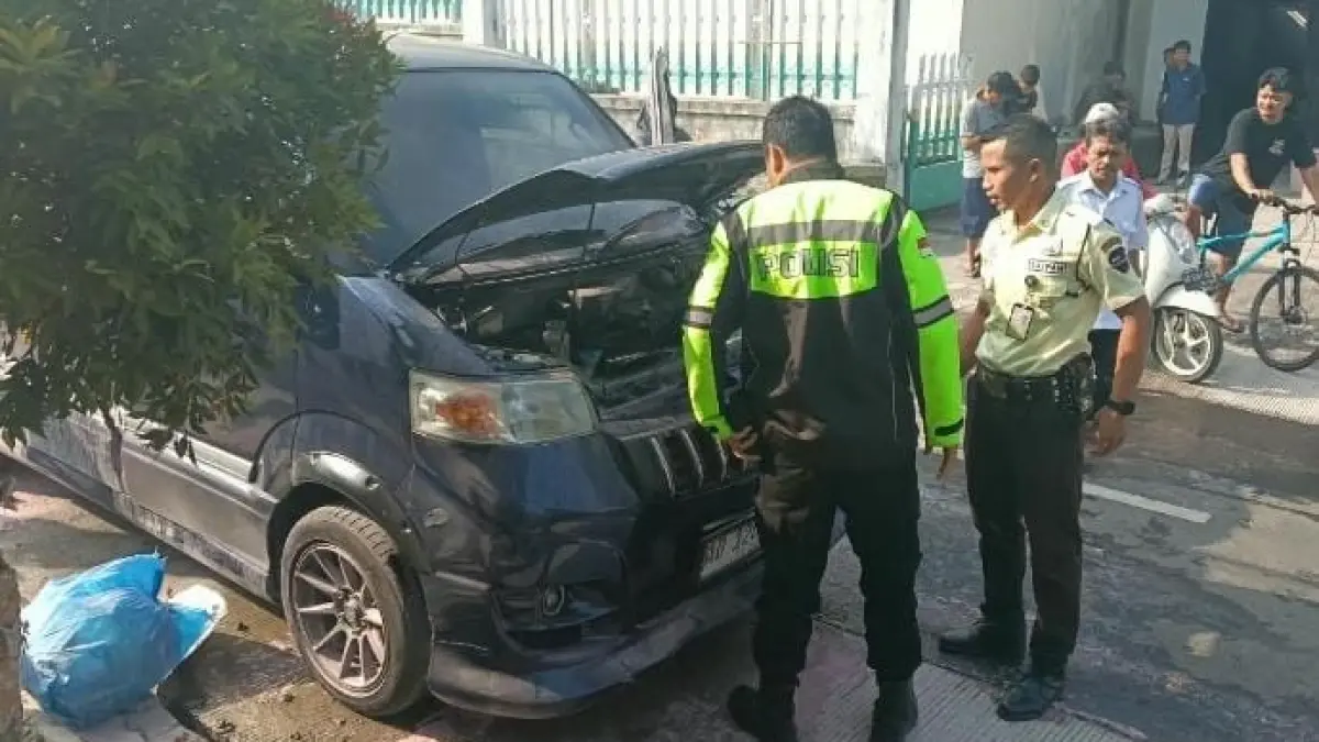 Anggota Polsek Karangpandan saat mengecek kebakaran mobil di depan Pegadaian Karangpandan. (Rudi Hartono/Radar Solo)