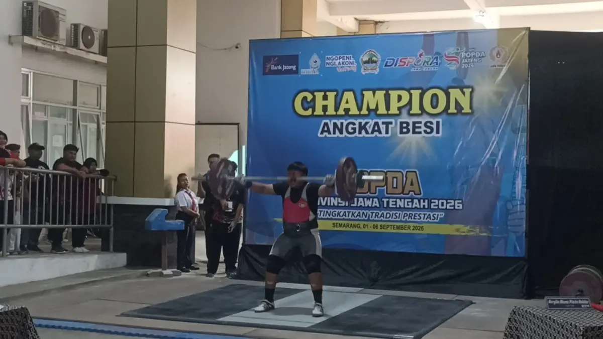 Angkatan lifter Kontingen Sukoharjo Wildan Junggara berhasil menyumbang medali emas di cabor angkat besi ajang Popda Jateng 2026 di Semarang Raya. (DOK DISPORAPAR SUKOHARJO)
&nbsp;