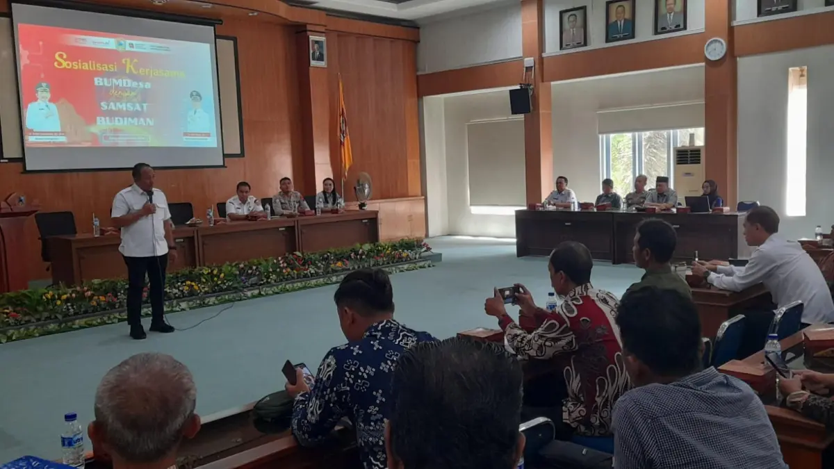 Bupati Karanganyar Rober Christanto memberikan sambutan dalam kegiatan BUMDesa di Aula Kantor DPUPR, Rabu (2/9/2026). (Rudi Hartono/Radar Solo)