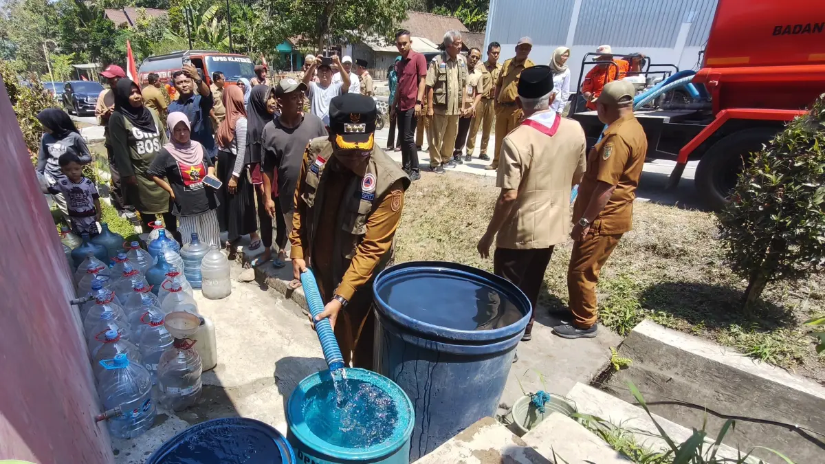 Bupati Klaten Hamenang Wajar Ismoyo salurkan bantuan air bersih di Desa Sidorejo, Kecamatan Kemalang, Klaten, Selasa (1/9/2026). (Dokumentasi Bagian Prokopim Setda Klaten)