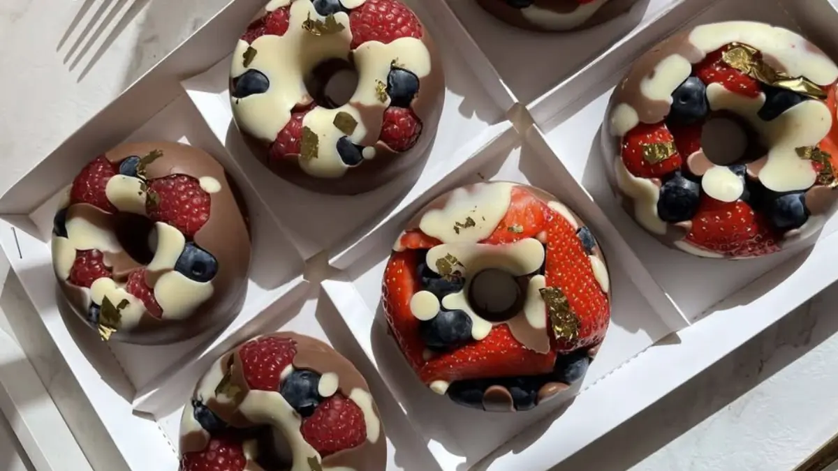 Chocolate Berry Donut memiliki bentuk menyerupai donat dengan lapisan cokelat yang cukup tebal.