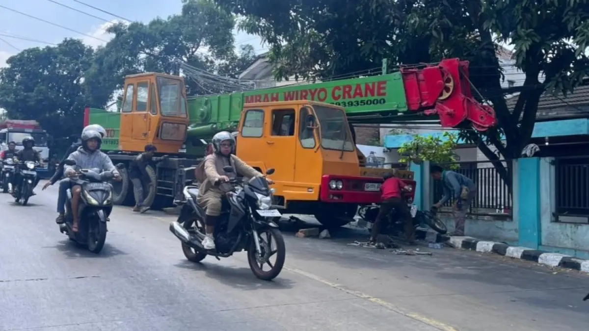 Evakuasi sepeda motor yang ringsek dihantam truk crane di Jalan Raya Sumpah Pemuda, Mojosongo, Solo, Rabu (2/9/2026). (M.IHSAN/RADAR SOLO) 
