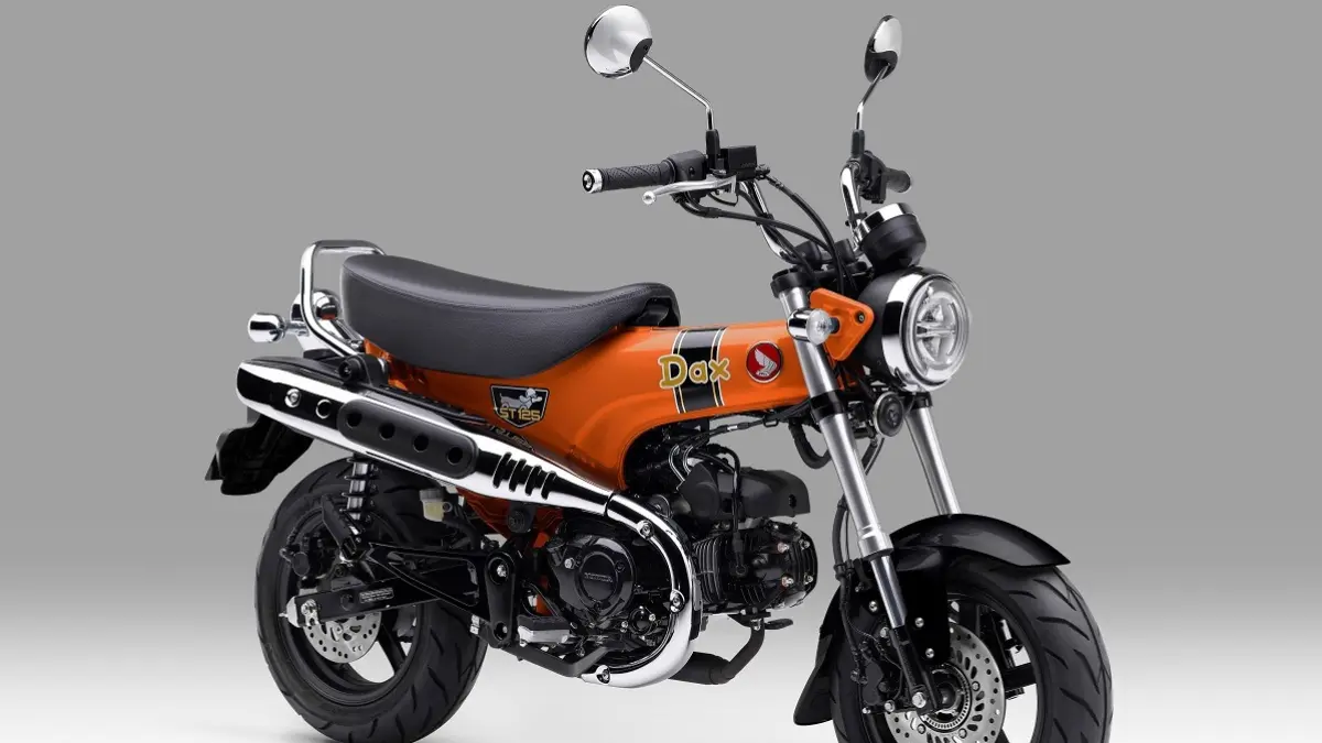 Honda ST125 Dax kini tersedia dalam balutan Candy Energy Orange dan Pearl Shining Black.