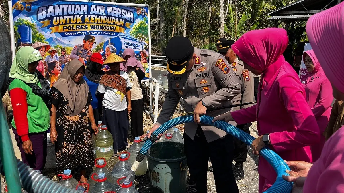 Kapolres Wonogiri AKBP Haris Munandar Hasyim bersama Ketua Bhayangkari Cabang Wonogiri Yuanita Haris Munandar Hasyim distribusikan air bersih di Desa Basuhan, Eromoko, Selasa (1/9/2026). (DOK.POLRES WONOGIRI)