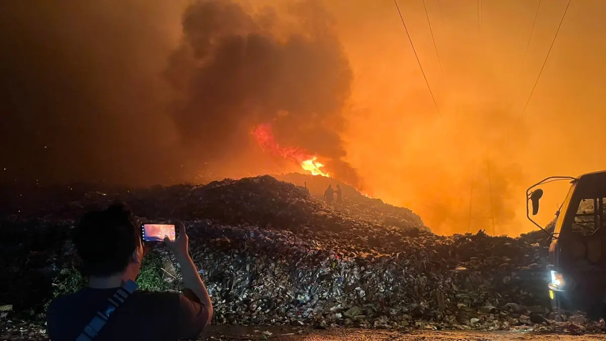Kebakaran yang terjadi di Tempat Pembuangan Akhir (TPA) Putri Cempo, Mojosongo, Jebres, Rabu (2/9) malam. (M. IHSAN/RADAR SOLO) 