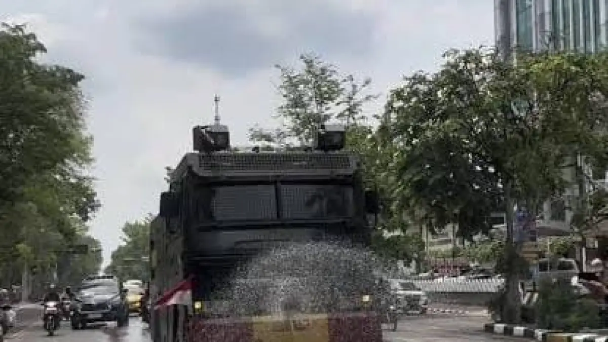 Mobil water canon menyiram jalanan di Kota Solo dengan air di tengah terik matahari. (A Christian/Radar Solo)