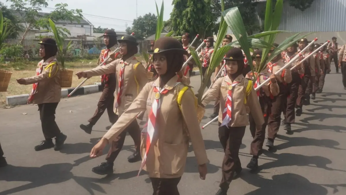 Pasukan inti yang mengikuti Estafet Tunas Kelapo (ETK) 2026 di Etape 2 GOR Gelarsena menuju Lapangan Mayungan pada Rabu (2/9/2026). (Angga Purenda/Radar Solo)