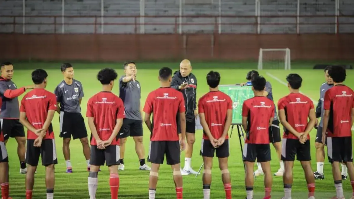 Pelatih Timnas Indonesia U-20 Nova Arianto (tengah) memberikan arahan kepada pemainnya saat pemusatan latihan di Stadion Gelora 10 November, Surabaya, Jawa Timur, tahun lalu. (ANTARA FOTO/Rizal Hanafi)