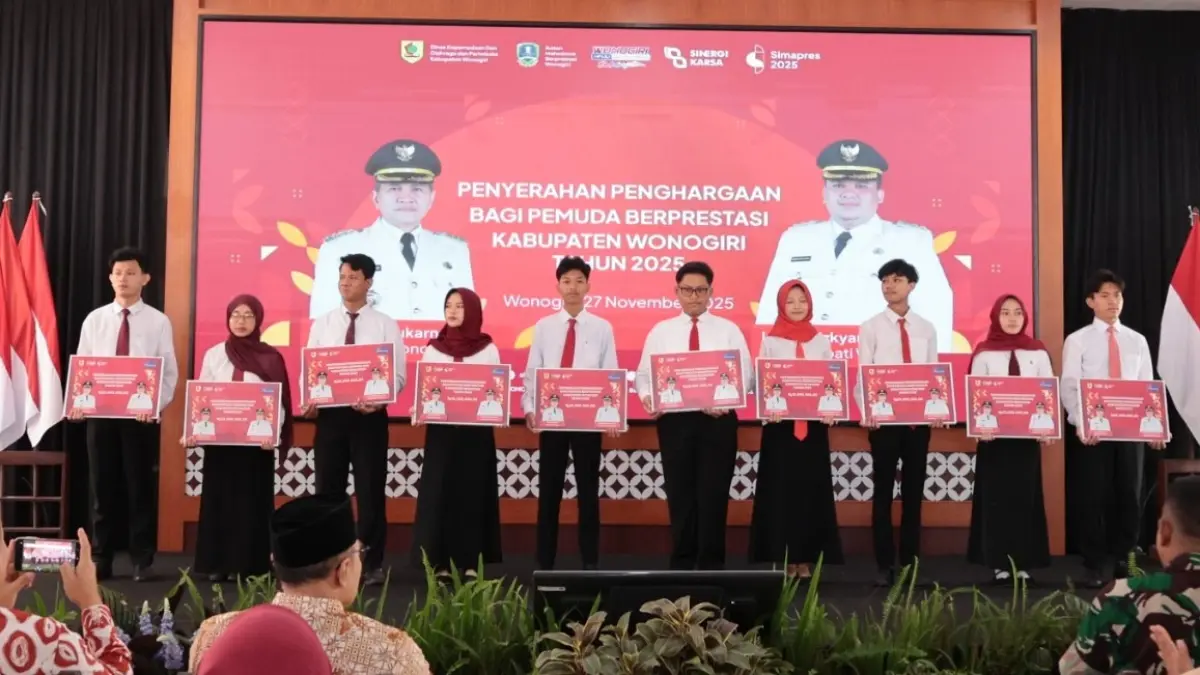 Penyerahan beasiswa Pemuda Berprestasi pada 2025. (IWAN ADI/RADAR SOLO)