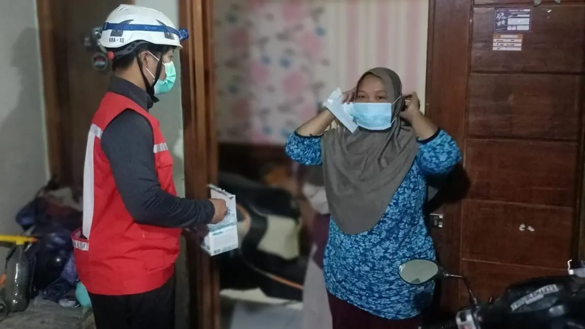 Petugas PMI mendistribusikan masker ke warga Plesungan, Gondangrejo, yang terdampak asap kebakaran TPA Putri Cempo.&nbsp;