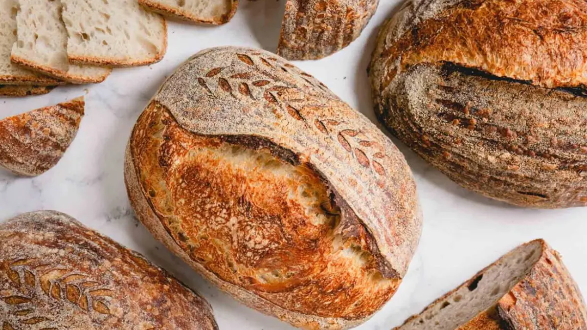 Sourdough merupakan roti yang dibuat melalui proses fermentasi alami. 