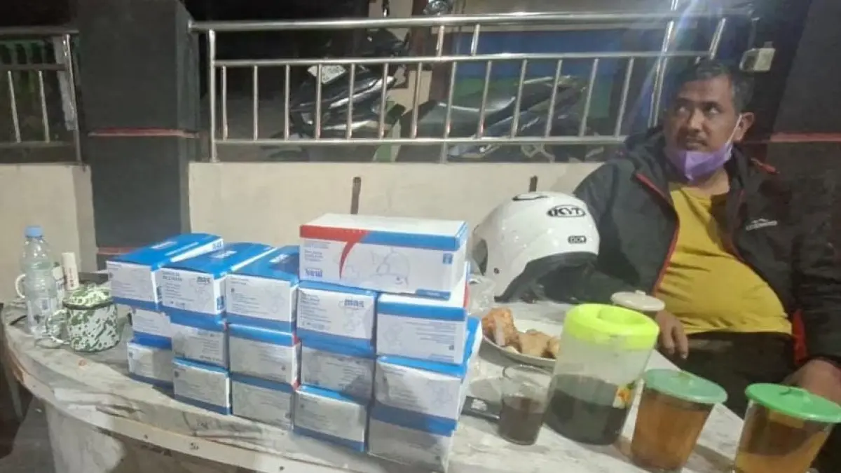 Stok masker yang dibagikan BPBD dan PMI Karanganyar kepada warga Desa Plesungan, Kecamatan Gondangrejo, yang terdampak asap kebakaran TPA Putri Cempo, Rabu (2/9/2026) malam. (RUDI HARTONO/RADAR SOLO) 