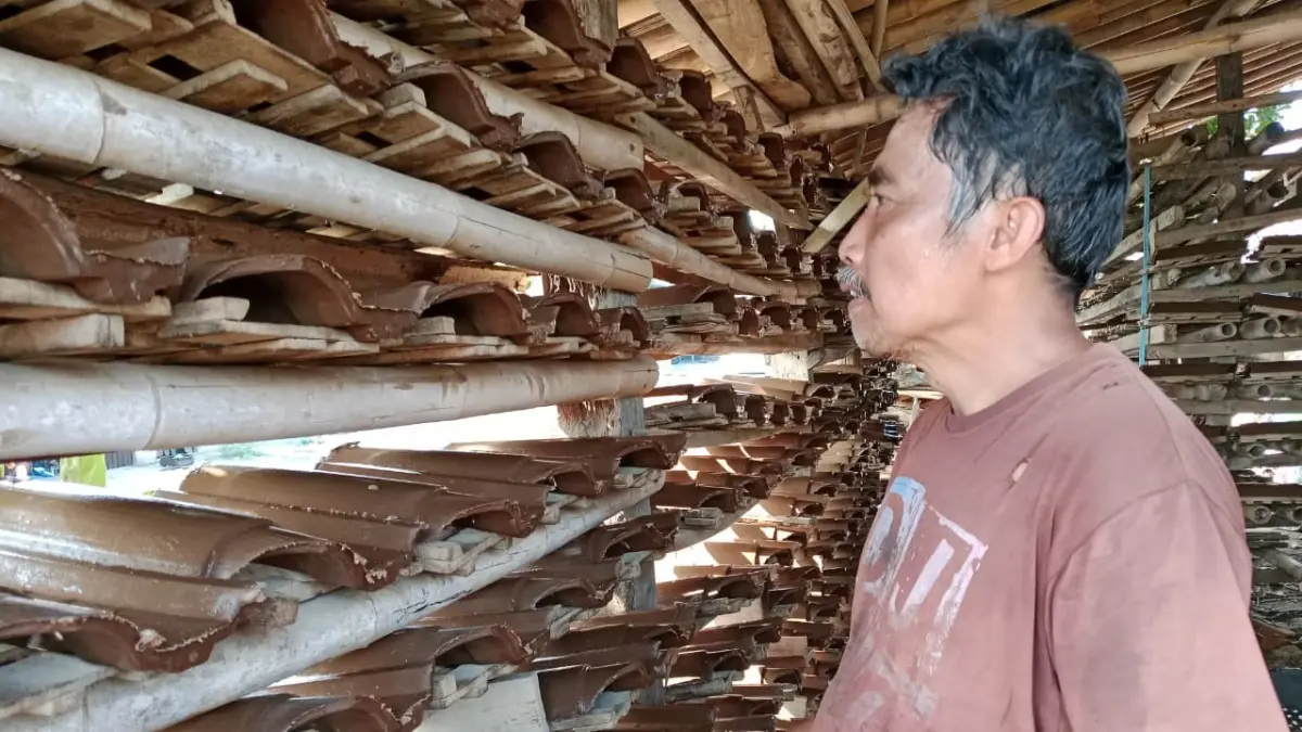 Sumedi tetap bertahan membuat kerajinan genteng. (Rara Belva/Radar Solo)