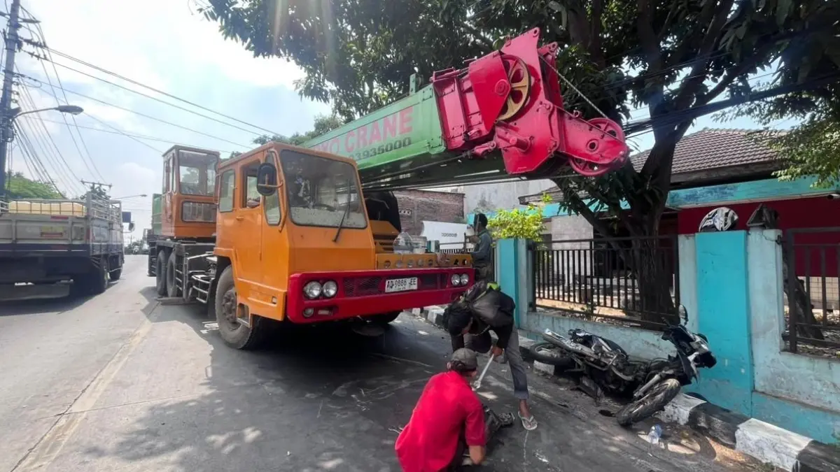 Kecelakaan beruntun  di Jalan Sumpah Pemuda, Kelurahan Mojosongo, Jebres, melibatkan satu unit truk crane dan enam sepeda motor, Rabu (2/9/2026). (M.IHSAN/RADAR SOLO)