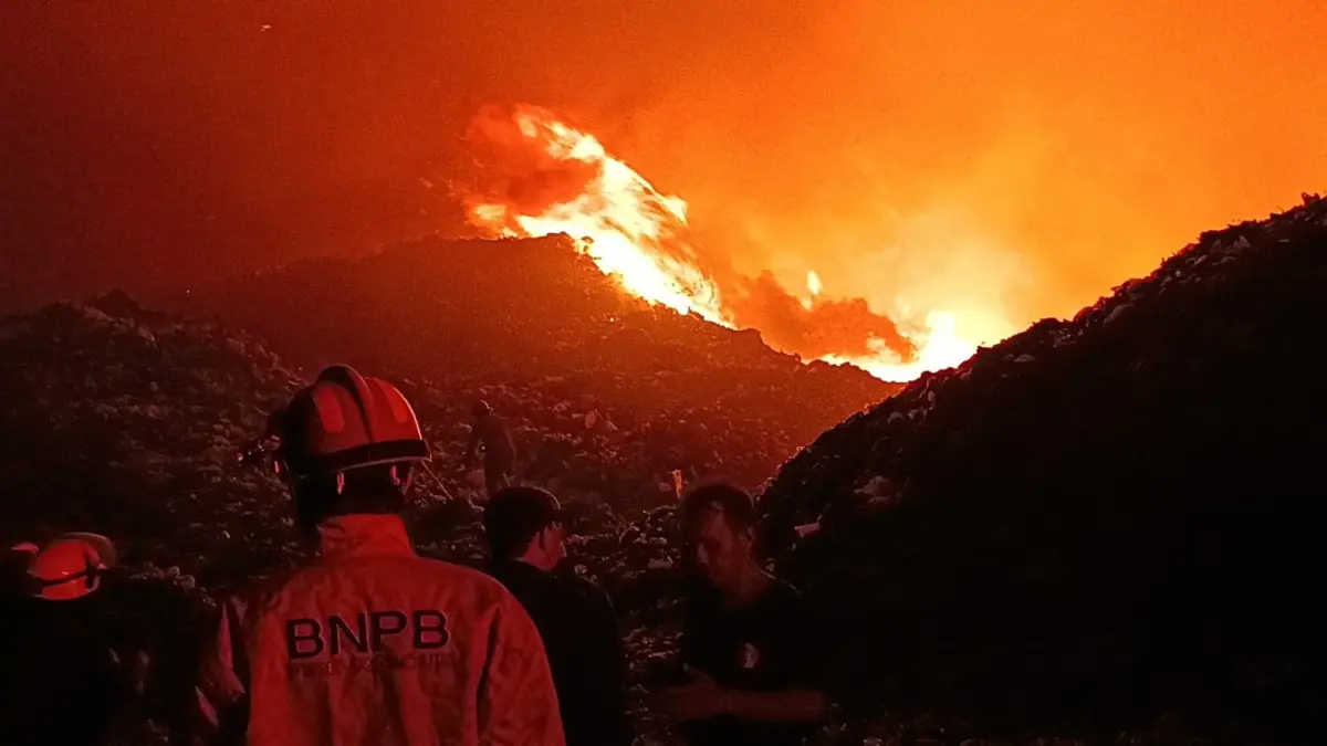 Upaya pemadaman kebakaran TPA Putri Cempo, Solo terus dilakukan hingga Rabu (2/9/2026) malam. (Antonius/Radar Solo) 