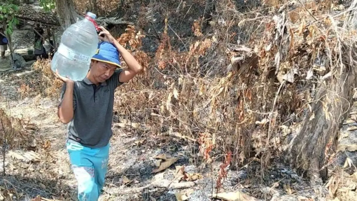 Warga di wilayah Boyolali Utara mencari sumber air bersih hingga ke dalam hutan. (ABDUL KHOFID/RADAR SOLO)