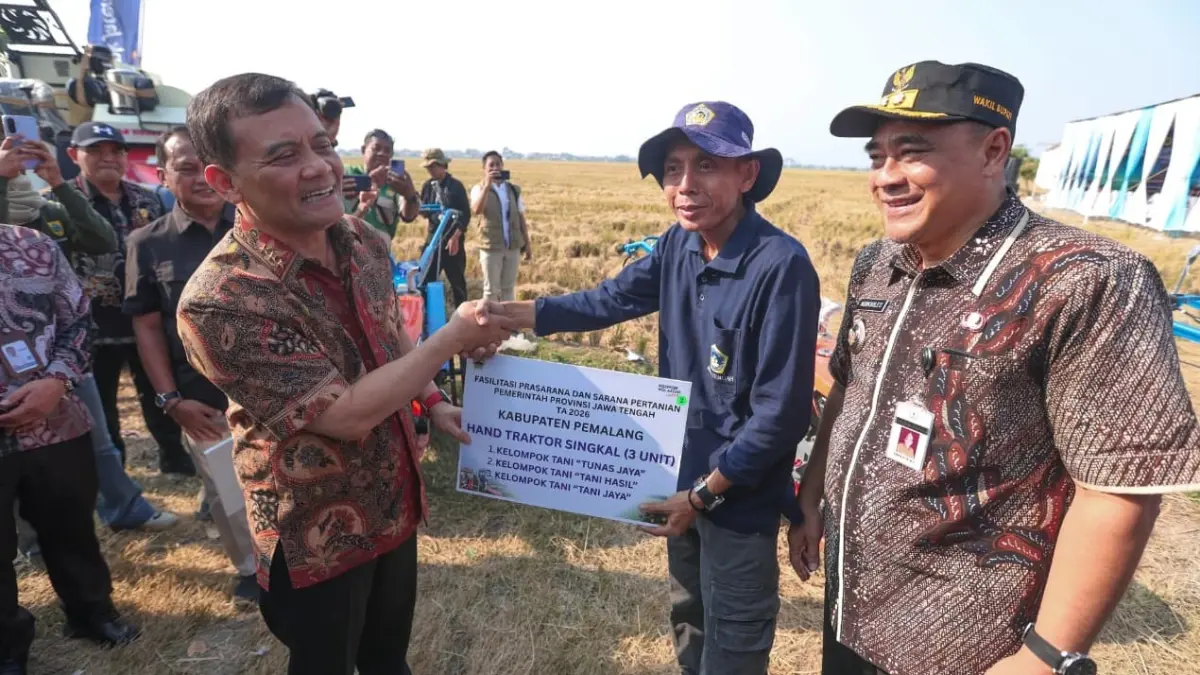 Gubernur Jateng Ahmad Luthfi serahkan bantuan kepada petani di sela menghadiri panen raya padi di Desa Kedungbanjar, Kecamatan Taman, Kabupaten Pemalang, Kamis (3/9/2026). (PEMPROV JATENG)