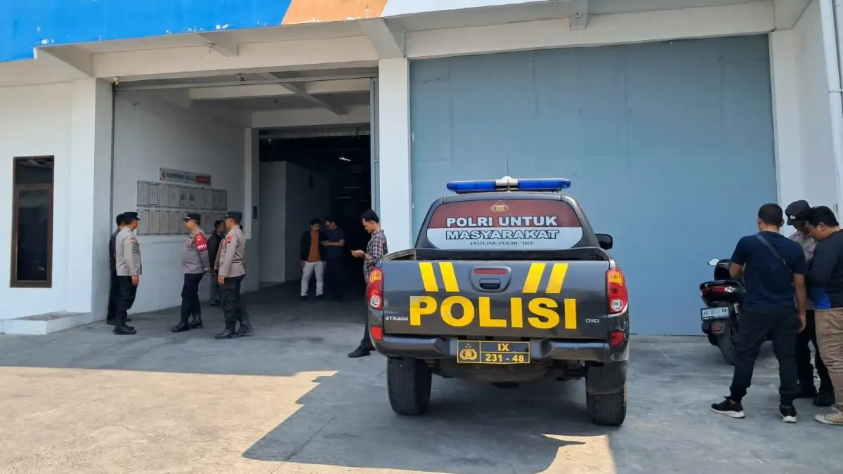 Jajaran Polres Sukoharjo mengecek salah satu gudang di Baki yang diduga terkait dengan judi kasino. (IWAN KAWUL/RADAR SOLO)