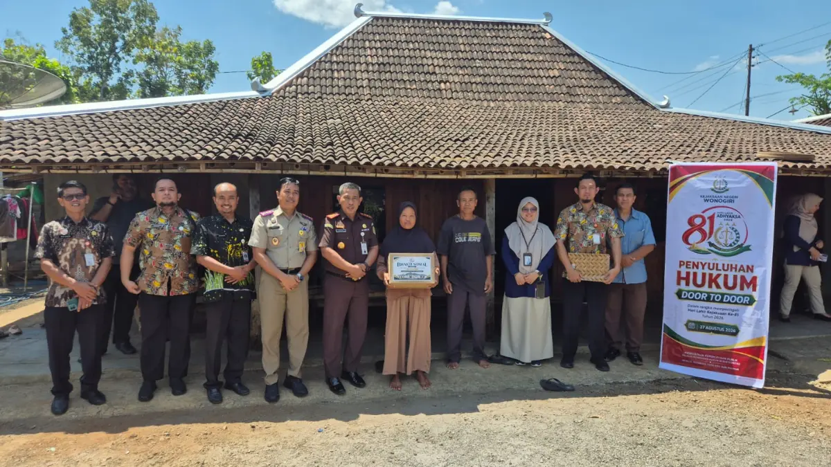 Jaksa Kejari Wonogiri mendatangi 10 rumah warga di Desa Kerjo Kidul, Kecamatan Ngadirojo, untuk memberikan edukasi dan pelayanan hukum secara langsung. (DOK.KEJARI WONOGIRI)