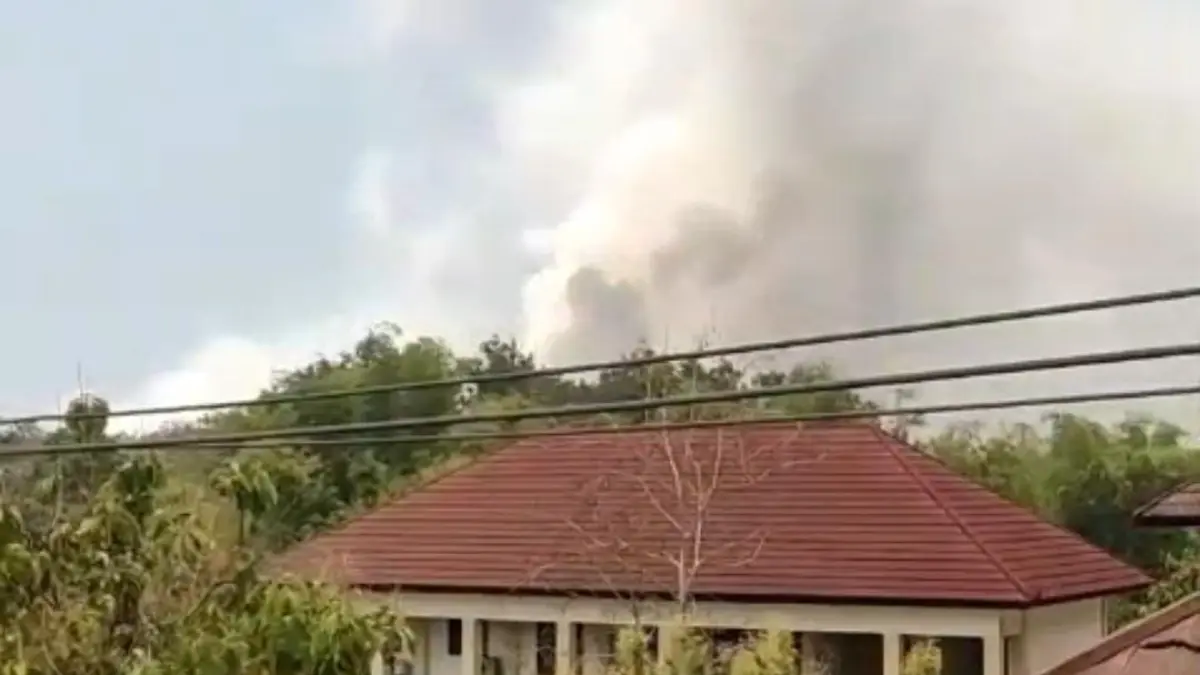 Kepulan asap tebal kebakaran TPA Putri Cempo terlihat di belakang gedung SMPN 5 Solo, Kamis (3/9). (Dok. SMPN 5 Solo)