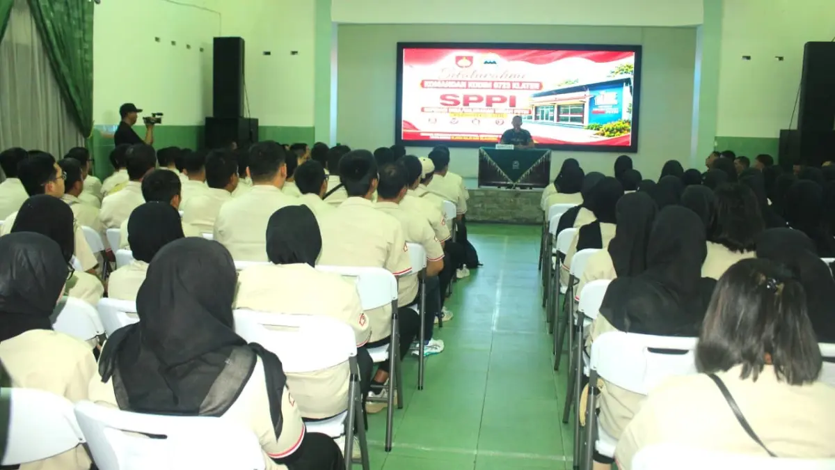 Komandan Kodim (Dandim) 0723/Klaten Letkol Inf Slamet Hardiyanto saat memberikan arahan kepada Sarjana Penggerak Pembangunan Indonesia (SPPI) Koperasi Desa/Kelurahan Merah Putih (KDKMP) di aula setempat, Rabu (2/9/2026). (Dokumentasi Kodim 0723/Klaten)
