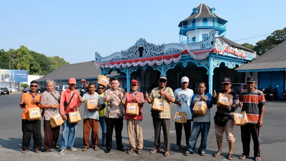 Kreator TikTok Indonesia Kanjeng Pangeran Setiawan (lima dari kiri) membagikan puluhan paket sembako untuk tukang becak di area Karaton Kasunanan Surakarta Hadiningrat dan para pelaku UMKM pada Selasa (1/9/2026). (DOK.PRIBADI)